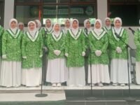 Tim paduan suara Fatayat NU Batujajar memeriahkan Muskercab I PCNU Bandung Barat. (Chandra Permana/Mediaseruni)