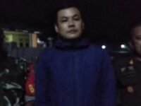 Camat Tirtamulya M. Reza Darmawan memberi keterangan terkait puluhan polisi yang siaga di lima titik wilayah kecamatan Tirtamulya. (Davi Alvaro/Mediaseruni)