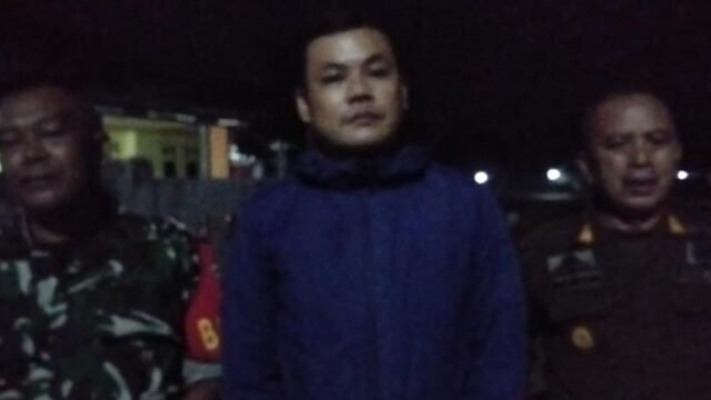 Camat Tirtamulya M. Reza Darmawan memberi keterangan terkait puluhan polisi yang siaga di lima titik wilayah kecamatan Tirtamulya. (Davi Alvaro/Mediaseruni)