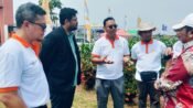 Regional Head APAC, PT. UPL Maneesh Oberoi (tengah) didampingi Sumita Deployment Produk Eksklusif Wilayah Jawa Barat, memberikan arahan kepada tokoh tani. (Davi Alvaro/Mediaseruni)