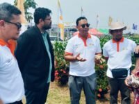 Regional Head APAC, PT. UPL Maneesh Oberoi (tengah) didampingi Sumita Deployment Produk Eksklusif Wilayah Jawa Barat, memberikan arahan kepada tokoh tani. (Davi Alvaro/Mediaseruni)