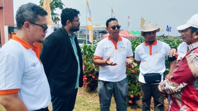 Regional Head APAC, PT. UPL Maneesh Oberoi (tengah) didampingi Sumita Deployment Produk Eksklusif Wilayah Jawa Barat, memberikan arahan kepada tokoh tani. (Davi Alvaro/Mediaseruni)