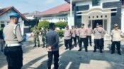 Plt Kapolsek Cikampek AKP Sunaryo memimpin apel pengamanan Ponpes At-Taubah. (Davi Alvaro/Mediaseruni)