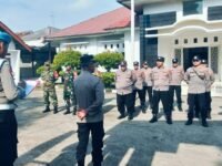 Plt Kapolsek Cikampek AKP Sunaryo memimpin apel pengamanan Ponpes At-Taubah. (Davi Alvaro/Mediaseruni)