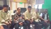 Kepala Desa Sumur Kondang Syaiful Azis (tengah) didamping Kuasa Hukum saat kunjungan kerjanya ditolak PT Multi Indo Mandiri (MIM). (Iman Suryana/Mediaseruni)