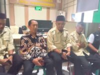 Kepala Desa Sumur Kondang Syaiful Azis (tengah) didamping Kuasa Hukum saat kunjungan kerjanya ditolak PT Multi Indo Mandiri (MIM). (Iman Suryana/Mediaseruni)