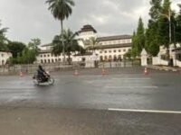 Jalan Diponegoro di depan Gedung Sate tampak lengsang setelah merebak isu penutupan jalan tersebut. (Ist)