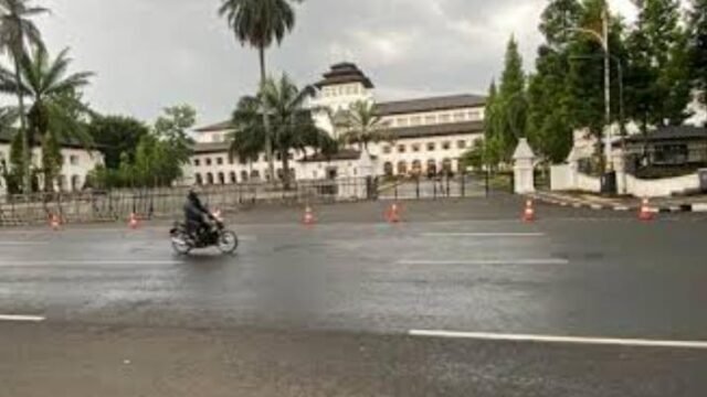 Jalan Diponegoro di depan Gedung Sate tampak lengsang setelah merebak isu penutupan jalan tersebut. (Ist)