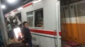 Proses evakuasi korban kecelakaan kereta api di Bekasi Timur. (Ist)