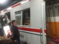 Proses evakuasi korban kecelakaan kereta api di Bekasi Timur. (Ist)