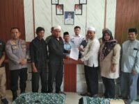 Dokumentasi setelah terjadi kesepakatan dan penandatanganan pernyataan perjanjian diantaranya H. Ali keluar dari Desa Tirtasari. (Davi Alvaro/Mediaseruni)