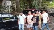 Ayah kandung korban dalam pengawalan petugas sebelum masuk ruang tahanan Polres Sukabumi. (dok)