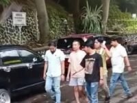 Ayah kandung korban dalam pengawalan petugas sebelum masuk ruang tahanan Polres Sukabumi. (dok)