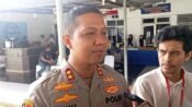 Kapolres Karawang AKBP Fiki Novian Ardiansyah mengaku belum ada laporan resmi terkait ricuh di Ponpes At-Taubah di Desa Tirtasari. (Davi Alvaro/Mediaseruni)