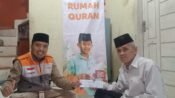 Relawan Inspirasi dari Rumah Zakat Aam Aminudin saat menyaluran bantuan kepada guru mengaji di Kampung Campelas, Bandung Barat. (Dadan Saepudin/Mediaseruni)