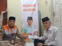 Relawan Inspirasi dari Rumah Zakat Aam Aminudin saat menyaluran bantuan kepada guru mengaji di Kampung Campelas, Bandung Barat. (Dadan Saepudin/Mediaseruni)