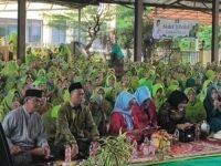 H. Jenal Aripin (dua kiri) menghadiri halal bihalal Muslimat PCNU Kabupaten Karawang. (Iman Suryana/Mediaseruni)