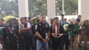 Kuasa hukum Kerukunan Tani Cimande (KTC) Pahala Manurung, S.H.,M.H (depan kiri) mendampingi Ketua Umum KTC Achmad Suhaimi, disela-sela aksi di PTUN Bandung. (Mediaseruni)