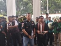 Kuasa hukum Kerukunan Tani Cimande (KTC) Pahala Manurung, S.H.,M.H (depan kiri) mendampingi Ketua Umum KTC Achmad Suhaimi, disela-sela aksi di PTUN Bandung. (Mediaseruni)