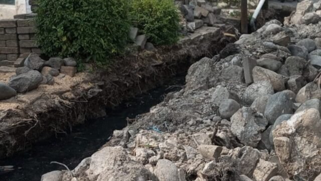 Saluran Air Tersumbat, DPUPR Pemalang Kebut Pengerukan Drainase di Jalan Pemuda