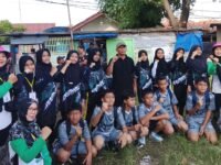 KKMS Karawang Rayon 2 melaksanakan ajang Kompetisi Aksioma di Kotabaru, tampak Kades Cikampek Utara H. Umar ( tengah kaos hitam ) bersama pesera dan pantia. (Asep Suherman/Mediaseruni)