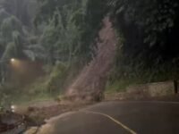 Akses Jalan Cadas Pangeran, penghubung Sumedang - Bansung, saat tertimbun longsor. (Ist)