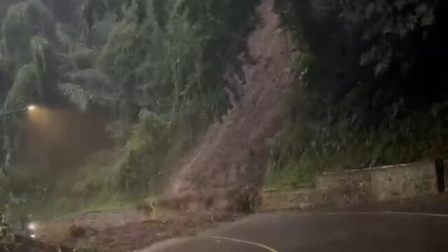 Akses Jalan Cadas Pangeran, penghubung Sumedang - Bansung, saat tertimbun longsor. (Ist)