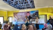 Anggota DPRD Jabar H.Jenal Aripin, SE, di agenda pengawasan penyelenggaraan pemerintahan di Desa Cintalaksana Kecamatan Tegalwaru Kabupaten Karawang. (Iman Suryana/Mediaseruni)