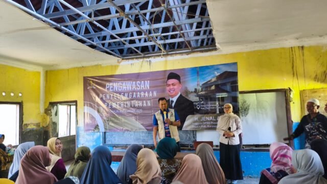 Anggota DPRD Jabar H.Jenal Aripin, SE, di agenda pengawasan penyelenggaraan pemerintahan di Desa Cintalaksana Kecamatan Tegalwaru Kabupaten Karawang. (Iman Suryana/Mediaseruni)