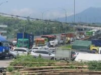 Kepadatan arus lalu lintas terlihat di exit tol Parungkuda di hari kedua libur Paskah. (Prima Meidiandi/Mediaseruni)