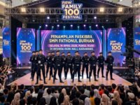 Performa Tim Paskibra Janissary Sekolah Menengah Pertama Islam (SMPI) Fathonul Burhan di atas panggung. (Davi Alvaro/Mediaseruni)