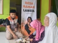 Relawan Inspirasi Rumah Zakat Aam Aminudin menyampaikan Program Ramah Lansia bentuk kepedulian terhadap kesejahteraan kelompok usia lanjut. (Dadan Saepudin/Mediaseruni)