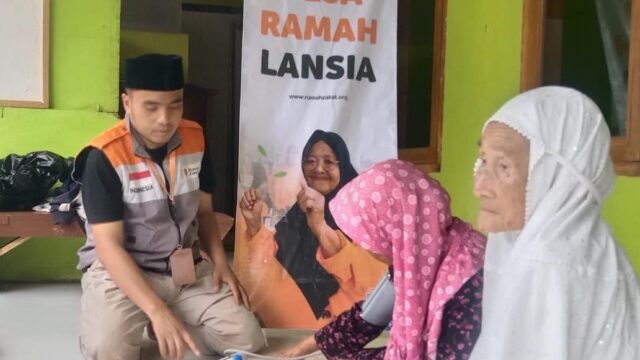 Relawan Inspirasi Rumah Zakat Aam Aminudin menyampaikan Program Ramah Lansia bentuk kepedulian terhadap kesejahteraan kelompok usia lanjut. (Dadan Saepudin/Mediaseruni)