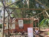 Saung Edukasi Saguling dalam proses pembangunan ditepian Waduk Saguling, Bandung Barat, Jawa Barat, menjadi ruang belajar berisi harapan yang besar sebagai pusat perubahan di wilayah tersebut. (Dadan Saepudin/Mediaseruni)