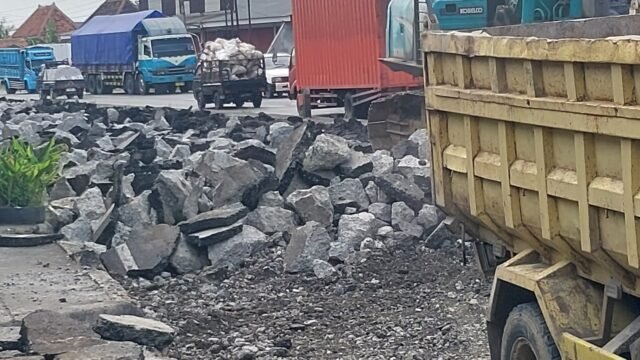 Diduga Jadi Bancakan Limbah Proyek, Bongkaran Aspal-Beton Rehabilitasi Jalan Pantura Pelawangan–Pagaran Pemalang Disebut Dijual per Truk hingga Rp600 Ribu