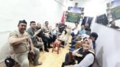 Ketua MIO Karawang Mardiman Ujung (kiri) sesaat menerima kunjungan Kabid Ormas Kesbangpol Karawang Aep Syaepudin (tiga kiri) di Sekretariat MIO Karawang. (Iman Suryana/Mediaseruni)