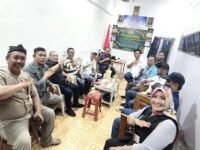 Ketua MIO Karawang Mardiman Ujung (kiri) sesaat menerima kunjungan Kabid Ormas Kesbangpol Karawang Aep Syaepudin (tiga kiri) di Sekretariat MIO Karawang. (Iman Suryana/Mediaseruni)