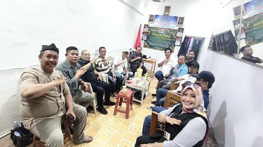 Ketua MIO Karawang Mardiman Ujung (kiri) sesaat menerima kunjungan Kabid Ormas Kesbangpol Karawang Aep Syaepudin (tiga kiri) di Sekretariat MIO Karawang. (Iman Suryana/Mediaseruni)