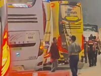 Sesaat keberangkatan belasan buruh Karawang ke Jakarta menggunakan ratusan bus dari Karawang Timur dan Karawang Barat. (Davi Alvaro/Mediaseruni)