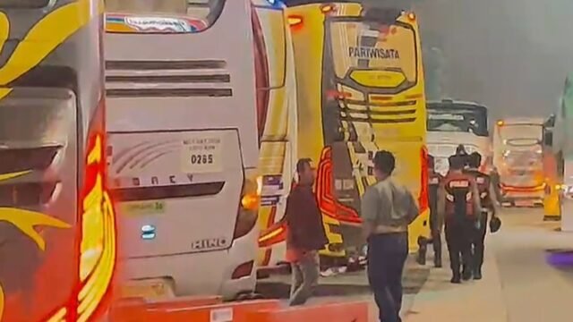 Sesaat keberangkatan belasan buruh Karawang ke Jakarta menggunakan ratusan bus dari Karawang Timur dan Karawang Barat. (Davi Alvaro/Mediaseruni)