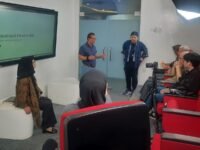 Sejarawan sekaligus dosen Unpad Nina Herlina (duduk) usai menjelaskan rujukan pergantian nama Kerajaan Tarumanegara jadi Kerajaan Sunda. (Foto Humas Jabar)