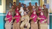 Kepala sekolah SDN Parakanmulya 1 Ade Sutisna Wijaya, S.Pd., M.Pd., (tengah) bersama para guru. (Davi Alvaro/Mediaseruni)