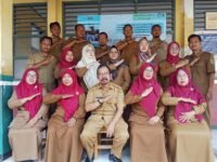Kepala sekolah SDN Parakanmulya 1 Ade Sutisna Wijaya, S.Pd., M.Pd., (tengah) bersama para guru. (Davi Alvaro/Mediaseruni)