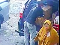 Perempuan berjilbab diduga sebagai otak pelaku kejahatan yang berpura-pura berbelanja di Toko Grosir target sasaran. (dok. Humas MIO Indonesia)