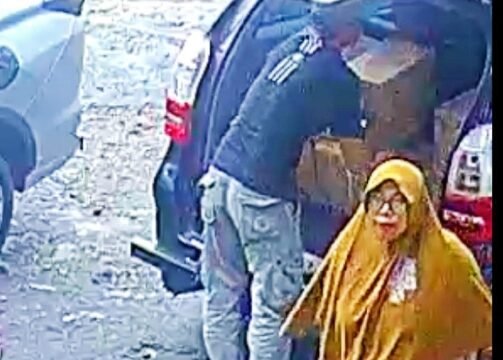 Perempuan berjilbab diduga sebagai otak pelaku kejahatan yang berpura-pura berbelanja di Toko Grosir target sasaran. (dok. Humas MIO Indonesia)