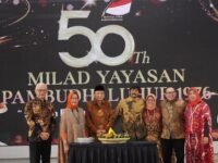 Foto bersama selepas potong tumpeng para pengurus Yayasan Budi Luhur. (Chandra Permana/Mediaseruni)