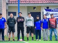 Foto bersama pelatih SSB BBR dan SSB RAMA YB Cipatat usai pertandingan persahabatan. (Dadan Saepudin/Mediaseruni)