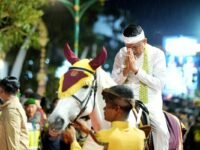 Gubernur Jabar Dedi Mulyadi menunggang kuda putih bernama Viktoria di Kirab Budaya Pajajaran di Garut. (Foto Humas Jabar)