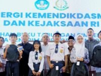 Pengawasan Program Indonesia Pintar (PIP) diperketat, melalui platform digital Jaga Indonesia Pintar. Tampak Gubernur Dedi Mulyadi (empat belakang) bersama siswa. (Foto Humas Jabar)