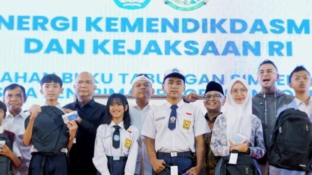 Pengawasan Program Indonesia Pintar (PIP) diperketat, melalui platform digital Jaga Indonesia Pintar. Tampak Gubernur Dedi Mulyadi (empat belakang) bersama siswa. (Foto Humas Jabar)
